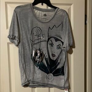 Disney Gray T-Shirt with Evil Queen and Poison Apple Size Women’s Large